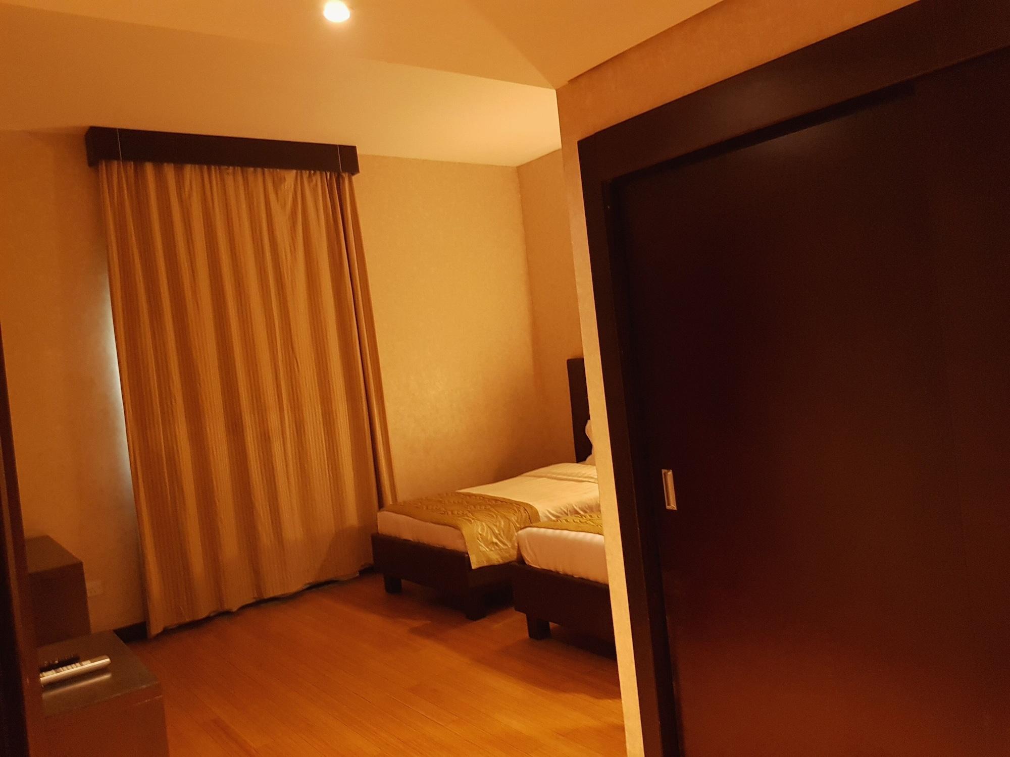 Tulip Creek Hotel Apartments Dubai Esterno foto