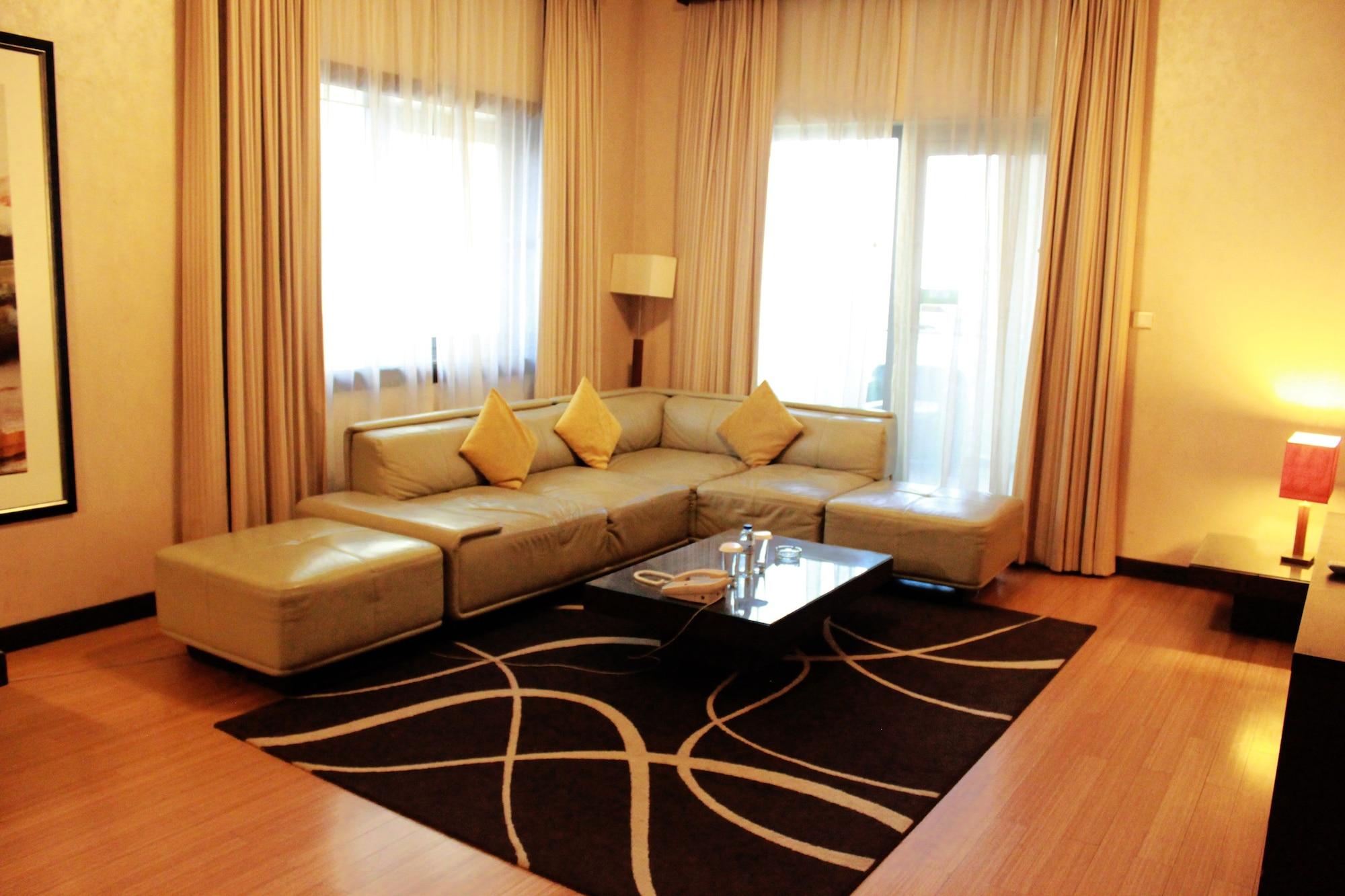 Tulip Creek Hotel Apartments Dubai Esterno foto
