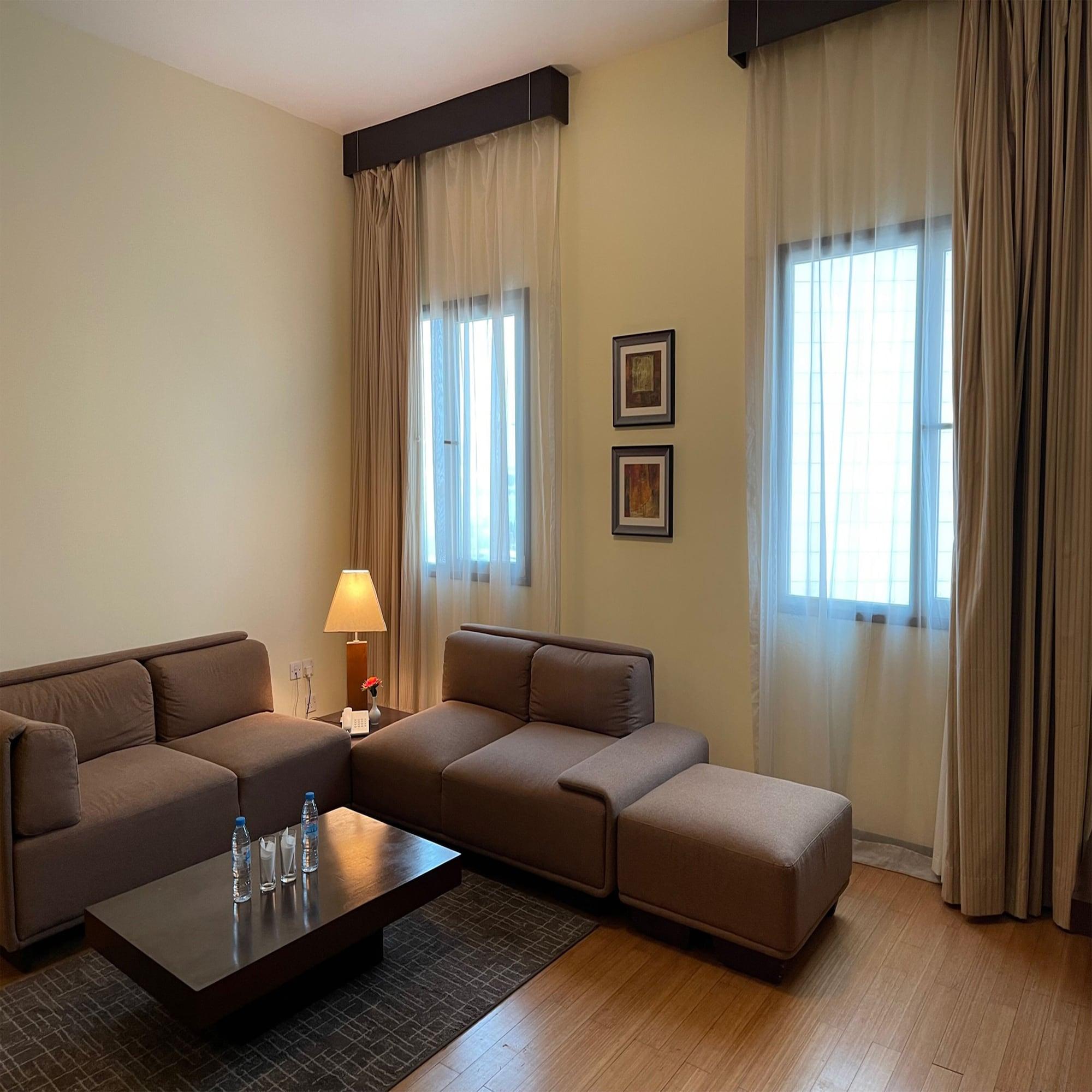 Tulip Creek Hotel Apartments Dubai Esterno foto